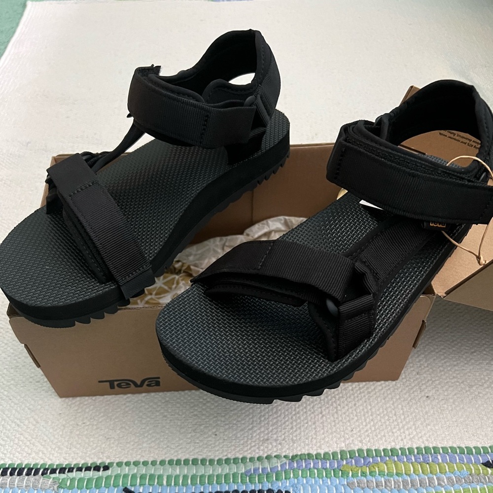 New in box mens size 9 Teva sandals black